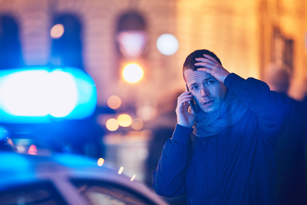 jeune homme qui parle sur son cellulaire après une situation de crise